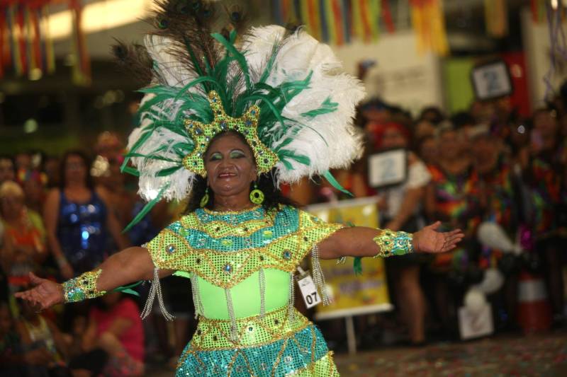 Mais de quatro mil idosos caíram na folia na tarde desta quarta-feira (7), durante o 18° Baile Carnavalesco da Melhor Idade, do projeto Vida Ativa, executado pela Secretaria de estado de Esporte e Lazer (Seel). Uma das grandes atrações foi o concurso que escolheu a “Rainha das Rainhas” da terceira idade, título que este ano ficou com a candidata Lindaura Cardoso, de 63 anos.
FOTO: CARLOS SODRÉ / AG. PARÁ
DATA: 07.02.2018
BELÉM - PARÁ <div class='credito_fotos'>Foto: CARLOS SODRÉ / AG. PARÁ | <a href='/midias/2018/originais/e25d584e-a5ca-4e08-9f87-36c27e2b4460.jpg' download><i class='fa-solid fa-download'></i> Download</a></div>
