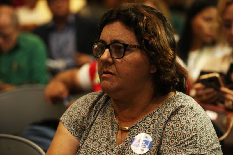 No segundo dia do Fórum Permanente de Prefeitos e Prefeitas dos Municípios Sustentáveis, no Hangar Convenções e Feiras da Amazônia, gestores compartilharam experiências sobre a “Captação de Recursos, Soluções e Parcerias - Governança compartilhada como pressuposto para a Gestão Eficiente”. Nesta quinta-feira (8), também foram assinadas ordens de serviços entre Governo do Estado e prefeituras para obras de infraestrutura e educação que totalizam um valor de mais de 50 milhões de reais. De serviços de pavimentação asfáltica a reforma e ampliação de escolas, os convênios e ordens de serviço totalizam R$52.946.186,86, recursos a serem repassados pelo Governo do Estado e pelo BID, Banco Interamericano de Desenvolvimento, com a contrapartida de alguns municípios. Na foto, a prefeita Minervina Barros, de São Félix do Xingu
FOTO: SIDNEY OLIVEIRA / AG PARÁ
DATA: 08.02.2018
BELÉM - PARÁ
<div class='credito_fotos'>Foto: Sidney Oliveira/Ag. Pará | <a href='/midias/2018/originais/e26330b2-05be-432a-86fc-6b2257a13254.jpg' download><i class='fa-solid fa-download'></i> Download</a></div>