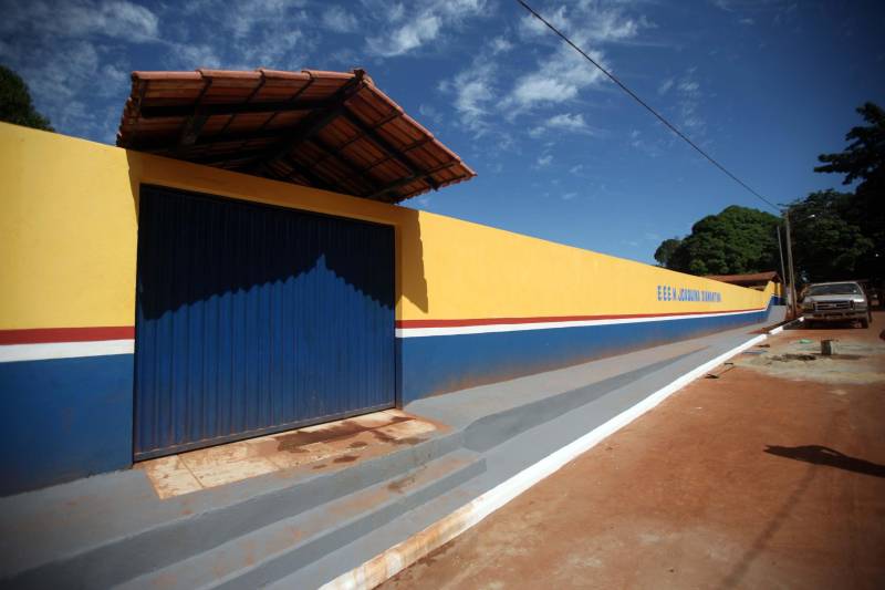 Também foram entregues nesta segunda (25) obras no distrito de Serra Pelada, em Curionópolis, sudeste do Estado. Uma das inaugurações foi a da Escola Estadual de Ensino Médio Joaquina Diamantina. A unidade de ensino teve investimento de R$ 220 mil em serviços nas redes elétrica e hidráulica, além de pintura, melhoria do forro e cobertura, assim como parte do piso, muro e calçada. Fundada em 1989, a escola foi praticamente reconstruída para atender com qualidade os 232 estudantes, nos turnos da tarde e à noite. São três salas de aula; bloco administrativo (sala da direção, sala dos professores e secretaria); uma copa cozinha, uma dispensa para armazenamento de alimentos da merenda escolar e banheiros masculino, feminino e de pessoa com deficiência (PCD). Em Curionópolis, o governador também entregou a pavimentação asfáltica de quatro quilômetros de vias urbanas, uma parceria com a Prefeitura de Curionópolis, dentro do Programa Asfalto na Cidade. Para esta obra, foram destinados R$ 1,7 milhão, que incluem serviços em terra, sub-base e base, pavimentação em CBUQ (Concreto Betuminoso Usinado a Quente) de três centímetros de espessura, meio-fio de concreto com lâmina d’água e sinalização horizontal. Curionópolis é um dos 99 municípios paraenses que assinaram com o governo o Termo de Asfalto, sendo que 33 já iniciaram as obras. Somados, os termos garantirão 529,6 km de pavimentação de vias urbanas – um investimento total de quase R$ 255 milhões do Tesouro Estadual.
FOTO: THIAGO GOMES / AG. PARÁ
DATA: 25.06.2018
CURIONÓPOLIS - PARÁ <div class='credito_fotos'>Foto: Thiago Gomes /Ag. Pará | <a href='/midias/2018/originais/e2720711-23e7-47d4-a07b-3ae0536493b1.jpg' download><i class='fa-solid fa-download'></i> Download</a></div>