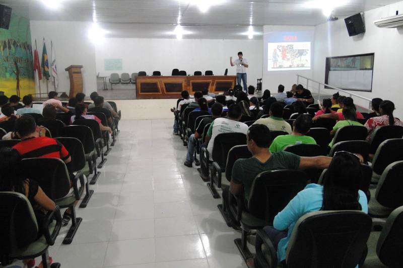 Conscientizar a população para adoção de medidas que contribuam para a prevenção e controle da raiva foi o objetivo da ação educativa realizada pela Agência de Defesa Agropecuária do Estado do Pará (Adepará) nos municípios de Melgaço, Portel e Breves, localizados no Arquipélago do Marajó. A ação, que ocorreu no período de 4 a 8 de junho, foi voltada para estudantes, produtores, agentes comunitários de saúde e a comunidade em geral. Foram realizadas reuniões de padronização com servidores das unidades locais da Adepará, entrevista em rádio e TV, palestras nas escolas e nas comunidades e oficina para os agentes comunitários de saúde. Ao todo, participaram das oficinas 160 agentes comunitários e mais de 250 estudantes de nível fundamental e médio.
FOTO: ASCOM ADEPARÁ
DATA: 08.05.2018
MELGAÇO - PARÁ <div class='credito_fotos'>Foto: ASCOM ADEPARÁ | <a href='/midias/2018/originais/e2756f25-72e1-4393-b13a-f8891056f27d.jpg' download><i class='fa-solid fa-download'></i> Download</a></div>