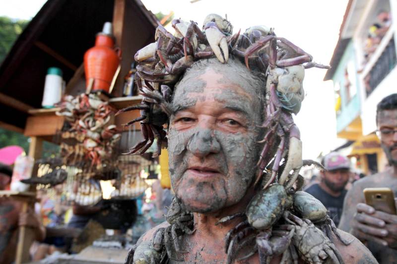 Em Curuçá, no nordeste do Estado, é do mangue que sai o caranguejo, sustento de muitas famílias, e a lama (Tijuco), matéria-prima da fantasia usada pelos brincantes do tradicional bloco carnavalesco "Pretinhos do Mangue". Neste domingo (11), segundo a organização do evento, mais de 17 mil pessoas entre brincantes e espectadores acompanharam o cortejo que teve início no Porto dos Pretinhos e seguiu pelas principais ruas do município até a praça da folia, na orla. O bloco nasceu no ano de 1989 a partir da frustração de dois amigos que foram ao mangue atrás de alimento, mas não conseguiram nenhum caranguejo. Então decidiram passar lama pelo corpo e saíram pela cidade em forma de protesto. "O mangue oferece o nosso caranguejo, mexilhão e camarão. É daqui que as famílias tiram seu sustento. Nossa intenção é aproveitar esse momento de alegria e passar essa mensagem de preservação", afirmou Edmilson Campos, mais conhecido como "Cafá", que está à frente do bloco há 18 anos. Ns foto, Antônio Macedo.
FOTO: CRISTINO MARTIS / AG PARÁ
12.02.2018
CURUÇÁ - PARÁ <div class='credito_fotos'>Foto: Cristino Martins/Ag. Pará | <a href='/midias/2018/originais/e2766003-bba6-4805-87c3-13e3be3ba7c9.jpg' download><i class='fa-solid fa-download'></i> Download</a></div>