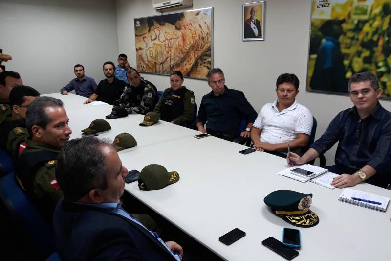 Hilton Benigno participou nesta terça-feira (24) de reunião, no Centro Regional de Governo do Baixo Amazonas, com a presença do secretário regional Olavo das Neves; do coordenador da área de Segurança, delegado Gilberto Aguiar; do delegado Rilmar Firmino; do comandante do CPR-1, coronel Heldson Tomaso; dos comandantes do 3º e 35º BPM, tenente-coronel Aldemar Maués; da tenente-coronel Cintia Raquel Cardoso; do superintendente da Polícia Civil no Baixo Amazonas, delegado Nelson Silva; do vereador Ney Santana e demais representantes da área de segurança.
FOTO: SAMUEL ALVARENGA / SECOM
DATA: 24.04.2018
SANTARÉM - PARÁ <div class='credito_fotos'>Foto: Samuel Alvarenga / Secom | <a href='/midias/2018/originais/e276c5b7-7429-4555-b4ed-459744761d1e.jpg' download><i class='fa-solid fa-download'></i> Download</a></div>