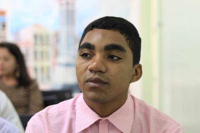 A Superintendência do Sistema Penitenciário do Estado (Susipe), por meio das diretorias de Assistência Biopsicossocial e de Reinserção Social, realizou nesta quinta-feira (13) a premiação do concurso de cartazes em alusão ao Dia "D" de Combate à Tuberculose – 15 de Dezembro -, instituído desde 2016 na Susipe. A data foi criada para ressaltar a necessidade de fomentar os procedimentos operacionais de controle da tuberculose e estabelecer um cronograma regular de atividades educativas em saúde (palestras, oficinas de arte e concursos), que sensibilize servidores e pessoas presas, para maior efetividade nas ações de controle da doença. Na foto, o interno Antonio Marcos, que recebeu Mensão Honrosa.

FOTO: AKIRA ONUMA / ASCOM SUSIPE
DATA: 13.12.2018
BELÉM - PARÁ <div class='credito_fotos'>Foto: Akira Onuma / Ascom Susipe   |   <a href='/midias/2018/originais/e284bdcd-0a39-4e84-aea6-c93875dc7a86.jpg' download><i class='fa-solid fa-download'></i> Download</a></div>