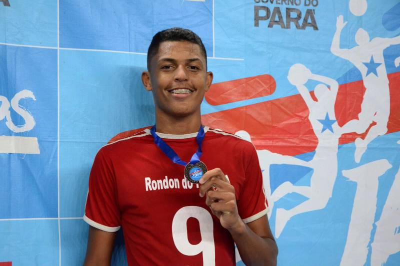 Emoção. Este foi o sentimento predominante nas partidas finais da regional de Carajás dos Jogos Estudantis Paraenses (Jeps), realizadas neste sábado (26), no Ginásio Poliesportivo de Parauapebas. Desta etapa, os municípios de Marabá, Parauapebas, Rondon do Pará, Jacundá e Bom Jesus do Tocantins são as delegações campeãs e, em junho, vão participar da etapa Estadual, em Belém. "É a minha primeira experiência em Jeps e me sinto feliz de ganhar essa etapa e poder disputar a Estadual. Agradeço a Deus e aos meus colegas do time, porque sem eles, eu não conseguiria sozinho", contou eufórico o pivô Rafael Ribeiro, 16 anos (foto).
FOTO: FERNANDO NOBRE / ASCOM SEDUC
DATA: 26.05.2018
PARAUAPEBAS - PARÁ <div class='credito_fotos'>Foto: FERNANDO NOBRE/ASCOM SEDUC | <a href='/midias/2018/originais/e285b834-8d23-4e26-8a59-75196474aa2d.jpg' download><i class='fa-solid fa-download'></i> Download</a></div>