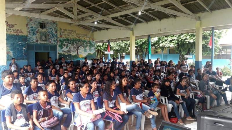 Exibição de vídeos educativos, palestras e demonstrações do uso do etilômetro, dispositivo conhecido popularmente como bafômetro, são algumas das atividades (foto) que estão sendo realizadas no município de Cametá, no Baixo Tocantins, pela equipe da Coordenadoria de Educação do Detran até o próximo sábado (8). Quase 500 estudantes e professores já receberam informações sobre trânsito seguro dentro do projeto denominado de Detran nas Escolas, iniciativa que visita um maior número possível de instituições de ensino para sensibilizar a comunidade acerca da importância do comportamento seguro no trânsito.

FOTO: ASCOM / DETRAN
DATA: 07.12.2018
CAMETÁ - PARÁ <div class='credito_fotos'>Foto: ASCOM DETRAN   |   <a href='/midias/2018/originais/e286a303-02cd-4a13-97dd-b1ba5a1ad9ee.jpg' download><i class='fa-solid fa-download'></i> Download</a></div>