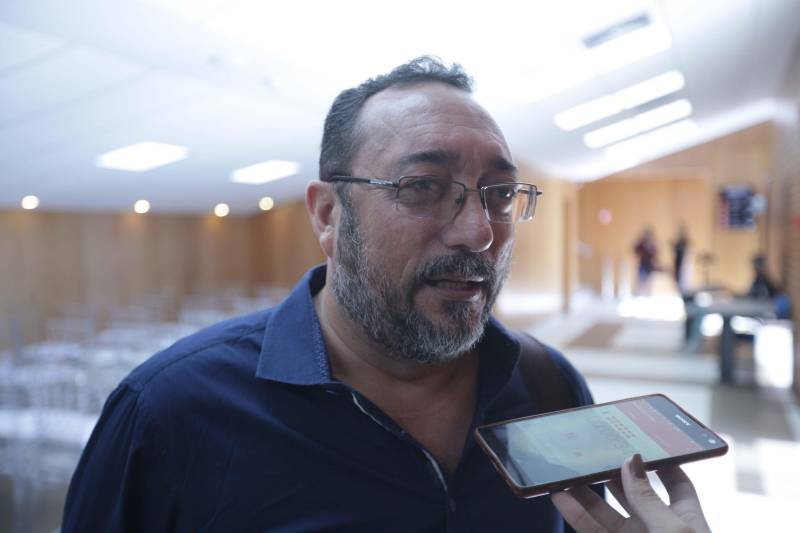 A Secretaria de Comunicação do Estado (Secom) promoveu um encontro com assessorias de comunicação das prefeituras do Pará e de secretarias estaduais na manhã desta terça-feira (12) no Teatro do Sesi, com o objetivo de orientar sobre as regras do período eleitoral aplicadas para a comunicação institucional. O evento foi uma programação extra do Publicom Belém e reafirmou a parceria entre Governo e municípios na divulgação de ações das duas esferas.. O assessor de comunicação da prefeitura de Parauapebas, Laércio de Castro (foto), esteve presente no evento e acredita que essa aproximação do governo do Estado com os profissionais de comunicação das prefeituras de todas as regiões do Pará é uma valorização do trabalho realizado fora da capital.

FOTO: MÁCIO FERREIRA / AG. PARÁ
DATA: 12.06.2018
BELÉM - PARÁ <div class='credito_fotos'>Foto: MÁCIO FERREIRA/ AG. PARÁ   |   <a href='/midias/2018/originais/e2997ec4-fa8c-430f-82d1-6eedabb75115.jpg' download><i class='fa-solid fa-download'></i> Download</a></div>