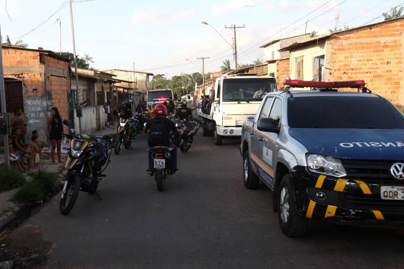 Mais de 150 agentes de segurança pública realizaram a megaoperação Arcanjo, em Belém, na quinta-feira (8), sob a coordenação geral do Comando de Policiamento da Capital (CPC I) da Polícia Militar. Nesta edição, as ações foram concentradas nos bairros do Tapanã, Bengui e Pratinha, localizados na área do 24º Batalhão da PM. As tropas reforçaram o patrulhamento com ações policiais ostensivas e repressivas de enfrentamento à criminalidade.
FOTO: CARLOS SODRÉ / AG. PARÁ
DATA: 08.11.2018
BELÉM - PARÁ <div class='credito_fotos'>Foto: CARLOS SODRÉ / AG. PARÁ | <a href='/midias/2018/originais/e2a3ec92-b70c-4a4c-92b5-1aa2669519d6.jpg' download><i class='fa-solid fa-download'></i> Download</a></div>
