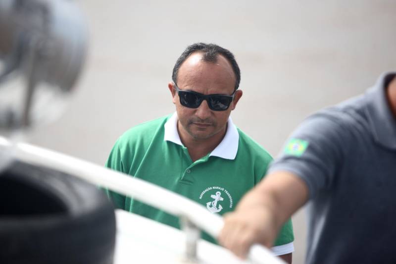O proprietário da embarcação da empresa Navegação Marajó, que faz a navegação de passageiros entre Santa Cruz do Arari, na ilha do Marajó e Belém, Evandro Feio, 43 anos (foto), foi abordada pela lancha da Companhia de Policiamento Fluvial em plena baia do Guajará, próximo a capital Belém. Este é um procedimento de rotina do Grupamento Fluvial que realiza o policiamento ostensivo nos rios do Estado e atende comunidades ribeirinhas através de projetos sociais.
FOTO: MARCELO LELIS / AG. PARÁ
DATA: 27.04.2018
BELÉM - PARÁ <div class='credito_fotos'>Foto: Marcelo Lelis / Ag. Pará | <a href='/midias/2018/originais/e2a42895-12f4-45d1-97c6-2e601da537ea.jpg' download><i class='fa-solid fa-download'></i> Download</a></div>