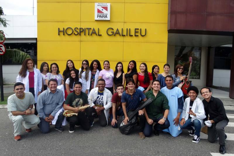 Diego Azevedo, de 32 anos, sofreu um acidente de moto enquanto trabalhava, há oito meses, o que gerou sequelas que ele ainda batalha para superar. Atualmente, está em fase de recuperação e usa um fixador externo na perna esquerda. O acompanhamento médico acontece no Hospital Público Estadual Galileu (HPEG), em Belém, onde ele esteve na segunda-feira, 17/12. Para a surpresa de Diego, enquanto aguardava a consulta, junto com a esposa Jakeline Xavier, de 32 anos, inesperadamente começou um flash mob natalino, na recepção da Unidade, que deixou os dois emocionados.

FOTO: ASCOM HPEG
DATA: 18.12.2018
BELÉM - PARÁ <div class='credito_fotos'>Foto: ASCOM / HPEG   |   <a href='/midias/2018/originais/e2a7e635-330c-4588-84f6-cafbfbae5f85.jpg' download><i class='fa-solid fa-download'></i> Download</a></div>