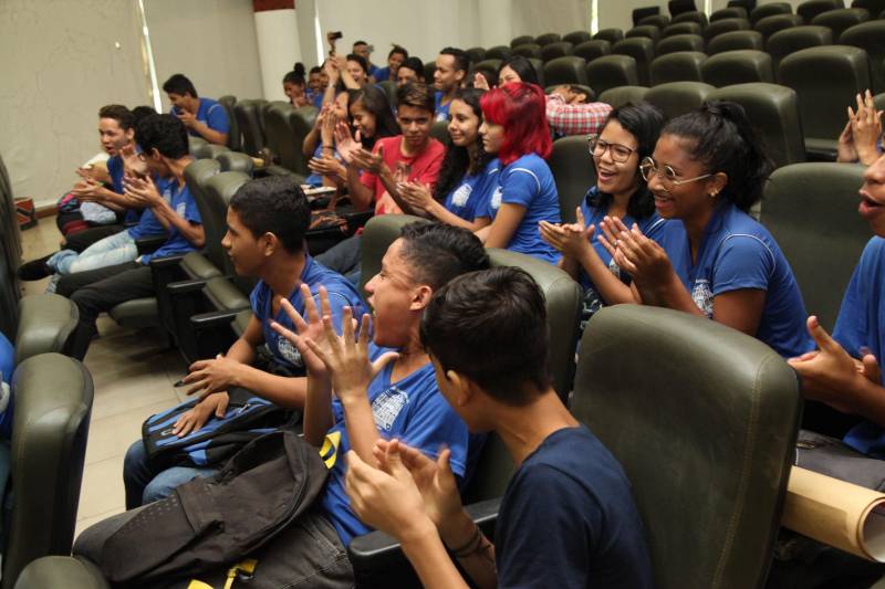 A culminância do Projeto Direitos Humanos em Cena e do Programa Trabalho Justiça e Cidadania (TJC), desenvolvidos com alunos da rede pública de ensino de Belém, ocorreu na manhã desta terça-feira (20). As ações são realizadas pelo Governo do Pará, por meio da Secretaria de Estado de Justiça e Diretos Humanos (Sejudh)/Coordenadoria de Enfrentamento ao Tráfico de Pessoas e ao Trabalho Escravo, em parceria com o Tribunal de Justiça do Pará e Associação dos Magistrados da Justiça do Trabalho (Amatra 8).
FOTO: WAGNER ALMEIDA / ASCOM SEJUDH
DATA: 20.11.2018
BELÉM - PARÁ
<div class='credito_fotos'>Foto: Wagner Almeida/ Ascom Sejudh | <a href='/midias/2018/originais/e2a82a23-d164-4aed-b641-66ab040f3098.jpg' download><i class='fa-solid fa-download'></i> Download</a></div>