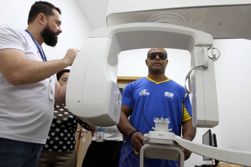 O Centro Integrado de Inclusão e Reabilitação (CIIR), em Belém, recebeu no último sábado (1°) a visita do tetracampeão paralímpico de judô Antônio Tenório. Acompanhado pelo diretor-executivo do Centro, José Neto, de outros diretores e fisioterapeutas, que descreveram a estrutura oferecida à população, o paratleta aprovou os recursos disponíveis no espaço.

FOTO: CRISTINO MARTINS / AG. PARÁ
DATA: 01.12.2018
BELÉM - PARÁ <div class='credito_fotos'>Foto: Cristino Martins/Ag. Pará   |   <a href='/midias/2018/originais/e2ac986a-7be1-42de-bf59-d50c177f75bd.jpg' download><i class='fa-solid fa-download'></i> Download</a></div>