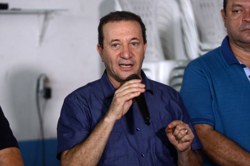 O distrito de Alter do Chão, destino turístico internacional onde fica a praia que já foi eleita a mais bonita do Brasil, recebe investimentos do governo do Estado nas áreas de infraestrutura e saneamento básico. O governador Simão Jatene, que cumpre agenda em três municípios do oeste paraense nesta sexta-feira (9) e sábado (10), assinou nesta sexta a ordem de serviço que autoriza o início da construção do novo sistema de abastecimento de água da vila, localizada a cerca de 28 quilômetros de Santarém. Orçada em R$ 11 milhões, a obra vai levar água de qualidade aos mais de sete mil habitantes da comunidade. Com o novo sistema de captação e tratamento de água, a meta é alcançar 100% dos imóveis no distrito. Segundo o presidente da Companhia de Saneamento do Pará (Cosanpa), Cláudio Conde, a obra é uma implantação pioneira em Alter do Chão, já que será o primeiro sistema do tipo fora de um núcleo urbano. O contrato com a empresa executora foi assinado na quinta-feira (8). A previsão é que os trabalhos sejam iniciados imediatamente e concluídos no prazo de 18 meses. Na foto, o presidente da Alepa, deputado estadual Márcio Miranda.
FOTO: THIAGO GOMES / AG. PARÁ
DATA: 09.03.2018
SANTARÉM - PARÁ <div class='credito_fotos'>Foto: Thiago Gomes /Ag. Pará | <a href='/midias/2018/originais/e2bccbae-0eb7-41f7-ba0a-add05630b39d.jpg' download><i class='fa-solid fa-download'></i> Download</a></div>