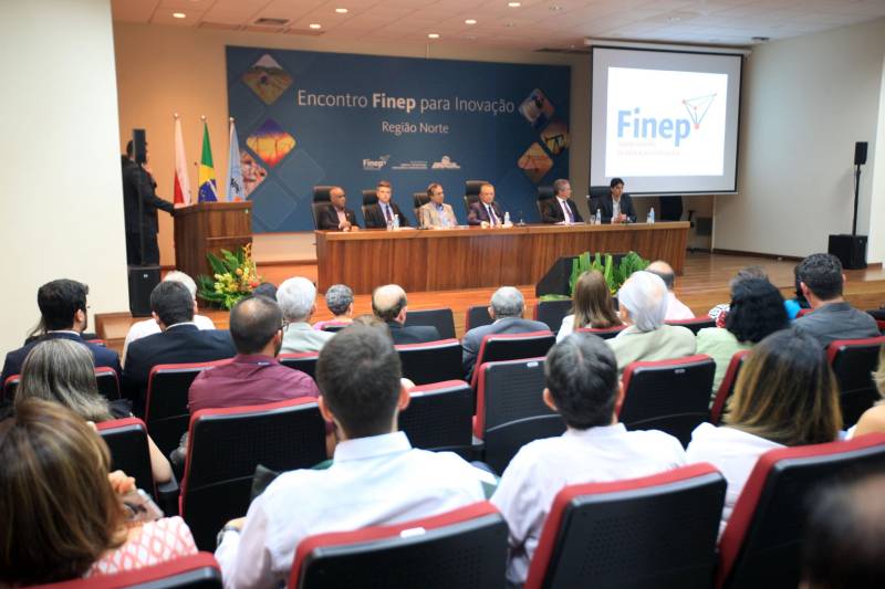 A maior financiadora de estudos e projetos da América Latina, a Financiadora de Estudos e Projetos (FINEP), abriu um escritório em Belém focado no desenvolvimento da pesquisa e inovação na região Norte. A FINEP é uma empresa pública brasileira de fomento à ciência, tecnologia e inovação em empresas, universidades, institutos tecnológicos e outras instituições públicas ou privadas, sediada no Rio de Janeiro.  A empresa é vinculada ao Ministério da Ciência e Tecnologia e Inovação. A inauguração (foto) ocorreu durante a abertura de “Encontro Finep para Inovação”. A abertura contou com a presença do Governador em Exercício Zequinha Marinho, do secretário de Estado de Ciência, Ciência, Tecnologia e Educação Técnica e Tecnológica, Alex Fiuza de Melo e contou com a participação de autoridades do Ministério da Ciência, Tecnologia, Inovações e Comunicações (Mctic), da Finep, do Governo do Estado do Pará, além de representantes de instituições locais.

FOTO RODOLFO OLIVEIRA / AG. PARÁ
DATA: 19.12.2018
BELÉM - PARÁ
 <div class='credito_fotos'>Foto: Rodolfo Oliveira/Ag. Pará   |   <a href='/midias/2018/originais/e2c231d0-35e0-42c3-a42a-1409a5fcbcb5.jpg' download><i class='fa-solid fa-download'></i> Download</a></div>