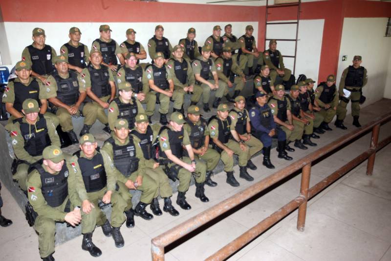 Trinta e oito agentes de segurança pública do Estado participam (foto), no Instituto de Ensino de Segurança Pública do Pará (Iesp), de um curso de especialização da Companhia Independente de Policiamento Escolar (Cipoe). A capacitação começou no dia 26 de fevereiro e vai até 23 de março, com aulas de segunda a sexta, nos turnos da manhã e tarde. Os agentes de segurança estão sendo treinados para atuar na segurança junto às comunidades escolares do Estado. Este é o segundo curso que acontece para a qualificação do policiamento escolar do Comando de Policiamento Especializado, através da Companhia Independente de Policiamento Escolar (Cipoe). O primeiro foi em 2017, e qualificou 40 policiais.
FOTO: CARLOS SODRÉ / AG. PARÁ
DATA: 13.03.2018
BELÉM - PARÁ <div class='credito_fotos'>Foto: Sidney Oliveira/Ag. Pará | <a href='/midias/2018/originais/e2c27018-e2af-450a-98ba-c38588c270b4.jpg' download><i class='fa-solid fa-download'></i> Download</a></div>