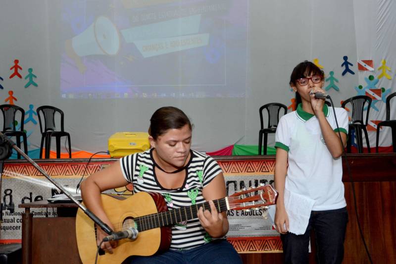Um encontro de adolescentes, promovido pelo Comitê Estadual de Enfrentamento à Violência Sexual contra Crianças e Adolescentes do Pará, reuniu, nesta sexta-feira (13), no Teatro Gasômetro, em Belém, técnicos de vários órgãos públicos e representantes do Poder Judiciário, Ministério Público e de entidades civis que atuam no combate à violência sexual contra menores. A Secretaria de Estado de Educação (Seduc), membro do Comitê, participou do encontro, que contou com a presença de 300 pessoas. Um dos objetivos é a revisão do Plano Estadual de Enfrentamento à Violência Sexual Contra Crianças e Adolescentes. A iniciativa serviu também para incentivar o protagonismo infanto-juvenil na prevenção e combate a essa prática criminosa que caracteriza o abuso sexual como crime contra vulnerável, previsto no artigo 217-a do Código Penal (pena de 8 a 15 anos de prisão).

FOTO: ELISEU DIAS / ASCOM SEDUC
DATA: 13.04.2018
BELÉM - PARÁ <div class='credito_fotos'>Foto: Eliseu Dias / Ascom Seduc   |   <a href='/midias/2018/originais/e2ca5e9a-d064-42d0-8e50-35f65dda59ad.jpg' download><i class='fa-solid fa-download'></i> Download</a></div>