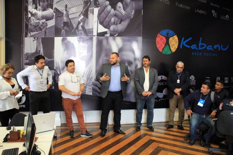 Investir no trabalho e na geração de emprego e renda para egressos do sistema penitenciário é possível, graças à parceria entre a Superintendência do Sistema Penitenciário do Estado (Susipe) e o CredCidadão, programa de financiamento de microcrédito do Governo do Pará voltado para pequenos empreendedores. Na última quarta-feira (21), o programa beneficiou mais 15 egressos, entregando o cheque que simboliza a liberação das cartas de crédito, que totalizam R$ 38.400,00, em solenidade realizada na Escola de Administração Penitenciária (EAP), da Susipe, em Belém.

FOTO: ASCOM SUSIPE
DATA: 22.11.2018
BELÉM-PARÁ <div class='credito_fotos'>Foto: ASCOM SUSIPE   |   <a href='/midias/2018/originais/e2cc9a55-e7d2-4ddd-a674-250a2be30b0e.jpg' download><i class='fa-solid fa-download'></i> Download</a></div>