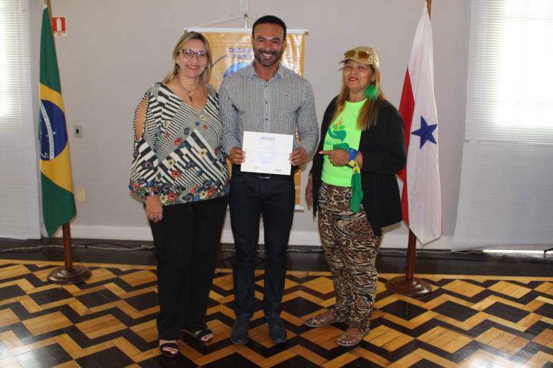 O Núcleo de Articulação e Cidadania (NAC) do Governo do Pará realizou na manhã desta quarta-feira (12), no auditório do Palácio do Governo, a última edição do ano de 2018 do projeto Bate-Papo com o Terceiro Setor (foto). Os temas do encontro foram “Lei do Voluntariado: O que é Necessário Saber”, com o advogado Igor Bezerra, e “Marketing e Comunicação como Ferramenta de Diferenciação às Instituições do Terceiro Setor” com especialista Junior Lopes. A diretora Geral do NAC, Daniele Khayat, abriu o encontro falando sobre a importância que esse projeto teve durante todos esses anos. “O que nós fizemos foi muito importante, esses encontros contribuíram diretamente para a autonomia e gestão das organizações da sociedade civil, por isso que nós devemos nos orgulhar de tudo. Todos nós estamos de parabéns pelo lindo trabalho que foi realizado”.

FOTO: ASCOM / NAC
DATA: 12.12.2018
BELÉM - PARÁ <div class='credito_fotos'>Foto: Ascom NAC   |   <a href='/midias/2018/originais/e2e649d1-d95d-4c21-a994-38aa98e6c971.jpg' download><i class='fa-solid fa-download'></i> Download</a></div>