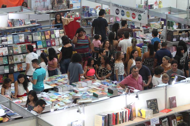 Corredores do Hangar Centro de Convenções durante a XXII Feira Pan-Amazônica do Livro, que começou neste sábado (2), em Belém. Um grande público compareceu ao segundo dia da feira, aproveitando as atrações culturais e as exposições nos estandes de livros na tarde de domingo.
FOTO: CRISTINO MARTINS / AG. PARÁ
DATA: 03.06.2018
BELÉM - PARÁ <div class='credito_fotos'>Foto: Cristino Martins/Ag. Pará | <a href='/midias/2018/originais/e2ece3fa-4ae3-4e71-af9a-4a63adadf2c7.jpg' download><i class='fa-solid fa-download'></i> Download</a></div>
