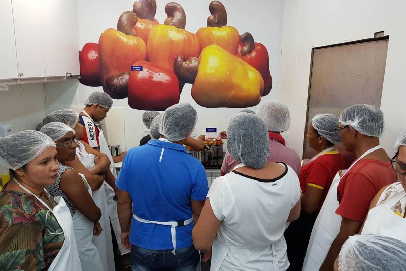 Por meio do projeto Frutificando Saberes e Sabores no Campo, a Empresa de Assistência Técnica e Extensão Rural do Estado do Pará (Emater) capacitará, a partir do próximo dia 5 de março, mais 126 agricultores familiares e pessoas envolvidas nas cadeias produtivas, desta vez de Irituia, no nordeste do estado.
FOTO: ASCOM EMATER
DATA: 26.02.2018
IRITUIA - PARÁ <div class='credito_fotos'>Foto: ASCOM EMATER | <a href='/midias/2018/originais/e2f703a2-482d-47f5-880a-128bdca32c1c.jpg' download><i class='fa-solid fa-download'></i> Download</a></div>