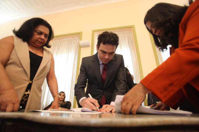 Um acordo de cooperação técnica para agilizar as ações de cobrança de títulos da dívida ativa, ajuizados ou não, foi celebrado nesta terça-feira, 26, entre o Tribunal de Justiça do Estado (TJPA), Governo do Pará, União, Prefeitura de Belém e o Instituto de Estudos de Protesto de Títulos do Brasil, seção Pará. O acordo foi firmado na sede do TJPA. O acordo de cooperação técnica foi firmado com base na Lei nº 9.492/1997, que estabelece o protesto como ato formal e solene, pelo qual se prova a inadimplência e o descumprimento de obrigação originada em títulos e outros documentos em dívida, e à inexistência de disposições legais que vedem à utilização do serviço de protesto de títulos pelas entidades da administração pública; e observa as decisões do Conselho Nacional de Justiça (CNJ), que estabelecem a validade do protesto dos títulos, denominados certidões da dívida ativa, bem como atende meta do CNJ, de desjudicialização de ações, estimulando o protesto de títulos executados ou não.
FOTO: MARCELO LELIS / AG. PARÁ
DATA: 26.06.2018
BELÉM - PARÁ <div class='credito_fotos'>Foto: Marcelo Lelis / Ag. Pará | <a href='/midias/2018/originais/e31cb09a-1d64-4cc7-9e16-7917f42cf153.jpg' download><i class='fa-solid fa-download'></i> Download</a></div>