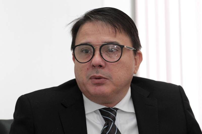 O governador Simão Jatene vai receber, no próximo dia 22, a Comenda do Mérito Consular João Clemente Baena Soares, a maior premiação ofertada pela Associação do Corpo Consular no Estado do Pará (ACCP). O convite foi entregue ao governador nesta quinta-feira (15) por sete integrantes do Corpo Consular, no Palácio do Governo. Na foto, o cônsul honorário da Finlândia no estado do Pará, João Augusto Rodrigues.
FOTO: CRISTINO MARTINS / AG. PARÁ
DATA: 15.02.2018
BELÉM - PARÁ <div class='credito_fotos'>Foto: Cristino Martins/Ag. Pará | <a href='/midias/2018/originais/e31d1403-f525-49dc-9189-fd38aaaf55b2.jpg' download><i class='fa-solid fa-download'></i> Download</a></div>