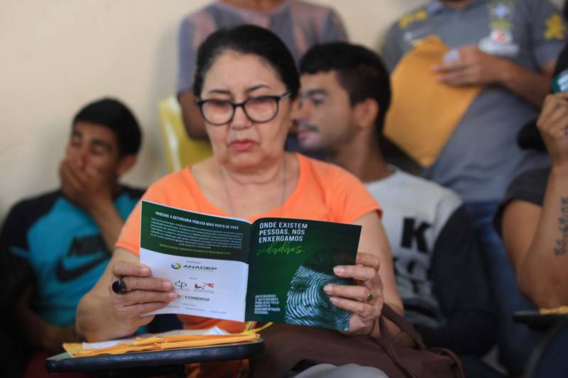 Com o mote “Defensoras e Defensores Públicos pelo direito à documentação pessoal: onde existem pessoas, nós enxergamos cidadãos", a Associação Nacional dos Defensores Públicos (Anadep) lançou, pela primeira vez, a Campanha Nacional na Região Norte. Este ano, a campanha tem por objetivo mostrar à sociedade que a Defensoria Pública pode ajudar o cidadão a obter e/ou retificar a documentação básica. O Mercado Francisco Bolonha, localizado no Complexo Mercado Ver-O-Peso, foi o local escolhido para sediar o evento, nesta sexta-feira (4). Na ocasião, houve um grande mutirão de atendimento ao público (foto), com orientação jurídica e esclarecimento de dúvidas para cerca de 800 cidadãos paraenses. A iniciativa teve o apoio da Defensoria Pública do Estado do Pará, da Associação dos Defensores Públicos do Pará (Adpep-PA) e do Colégio Nacional de Defensores Gerais (Condege).
FOTO: RODOLFO OLIVEIRA / AG. PARÁ
DATA: 04.05.2018
BELÉM - PARÁ <div class='credito_fotos'>Foto: Rodolfo Oliveira/Ag. Pará | <a href='/midias/2018/originais/e320edaf-440c-4cc0-9e5a-c1485d0e07e6.jpg' download><i class='fa-solid fa-download'></i> Download</a></div>