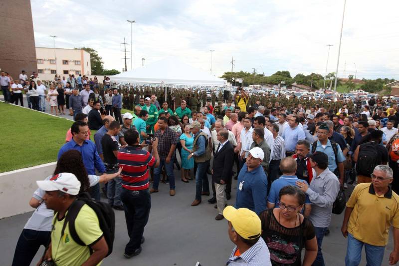 O Governador do Estado, Simão Jatene, também entregou para a região mais de 90 viaturas (foto) , 65 caminhonetes e 27 carros utilitários (pálios weekend), com destaque para duas da patrulha rural e uma para ronda escolar específica para Marabá. O Secretário de Estado de Segurança Pública, Luiz Fernandes, ressaltou que os veículos vão substituir a frota nas regiões sul e sudeste. “Surgiu uma demanda do policiamento rural, e já uma semana depois, por determinação do governador, já trouxemos as viaturas e já temos o policiamento disponível para fazer esse patrulhamento, que vai iniciar na região sudeste, mas se estenderá para a região sul e nordeste do estado. Hoje estamos substituindo toda a frota de veículos da região sul e sudeste, além disso o governador determinou onde tiver policiamento vai ter uma viatura, e já foi apresentado para a região os novos policiais que tomaram posse, nós não temos mais nenhum município sem delegado”, pontuou. Outras conquistas citada pelo Secretário da SEGUP foi o aumento do Núcleo de Apoio à Investigação e a criação de um conselho regional para acompanhar as ações de segurança pública.
FOTO: SIDNEY OLIVEIRA / AG. PARÁ
DATA: 06.04.2018
MARABÁ - PARÁ <div class='credito_fotos'>Foto: Sidney Oliveira/Ag. Pará | <a href='/midias/2018/originais/e3295129-f770-42de-aa47-5c7f157b742c.jpg' download><i class='fa-solid fa-download'></i> Download</a></div>