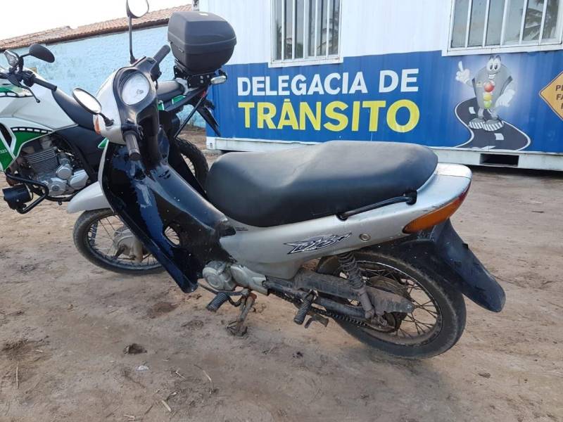 Apesar do baixo fluxo de veranistas no primeiro final de semana das férias escolares em Salinópolis, o Detran vem identificando condutas perigosas no trânsito por alguns motoristas. No último sábado (30), as ações realizadas ao longo do dia registraram três infrações por alcoolemia, crime de trânsito por dirigir sob influência de bebida, quando o índice de álcool no sangue é maior que 0,34 miligramas. Também com o licenciamento do veículo em atraso, o motorista foi conduzido para a delegacia e teve sua motocicleta removida, por estar sem placa e com chassi (foto) e número de motor adulterado. Foram realizadas cerca de 150 abordagens.
FOTO: ASCOM / DETRAN
DATA: 01.07.2018
SALINÓPOLIS - PARÁ <div class='credito_fotos'>Foto: ASCOM DETRAN | <a href='/midias/2018/originais/e330e450-1391-4f08-bdf0-93d3879348df.jpg' download><i class='fa-solid fa-download'></i> Download</a></div>