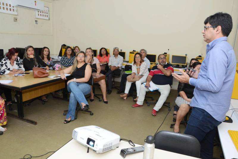 A implantação da plataforma digital Google for Education na rede estadual de ensino possibilitará um leque de opções para a comunidade escolar no campo da aprendizagem, inclusive em família. Em breve, pais de alunos da rede pública estadual poderão acompanhar os conteúdos ministrados aos estudantes por meio da ferramenta Google Sala de Aula, a partir das orientações dos professores. As vantagens da plataforma foram mostradas nesta sexta-feira (09), em reunião dos dirigentes da Coordenadoria de Tecnologia Aplicada à Educação, da Secretaria de Estado de Educação (CTAE/Seduc) com integrantes da empresa Inteceleri, representante da Google no Pará e contratada pela Seduc para executar o projeto. Na foto, o diretor da Inteceleri, Walter Oliveira.
FOTO: RAI PONTES / ASCOM SEDUC
DATA: 10.02.2018
BELÉM - PARÁ <div class='credito_fotos'>Foto: Rai Pontes/Ascom Seduc | <a href='/midias/2018/originais/e332e508-9e72-4d24-a5ae-0a9402a96607.jpg' download><i class='fa-solid fa-download'></i> Download</a></div>