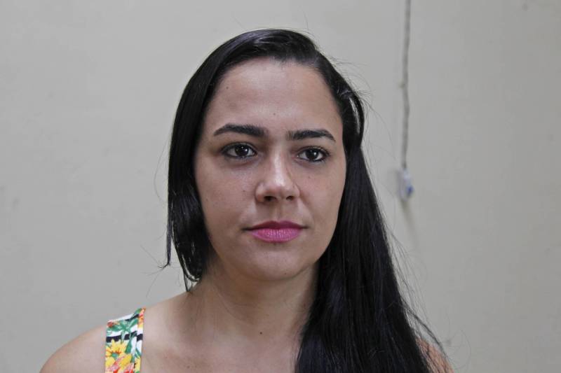 “A ressocialização é o principal caminho para retirar as pessoas privadas de liberdade de uma vida violenta, e trazê-las de volta ao convívio da sociedade com um novo propósito. Esse é um processo diário que precisa ser feito dentro das penitenciárias de todo o Brasil”, enfatizou Dom Antônio Assis Ribeiro, bispo auxiliar da Arquidiocese de Belém, que nesta quinta-feira (29) foi ao Centro de Recuperação Feminino (CRF), em Ananindeua (Região Metropolitana de Belém), conhecer as instalações e se reunir com a diretora da unidade, Carmem Botelho, para definir as ações de saúde que serão oferecidas às detentas nos próximos meses. Dom Antônio também conversou com as internas sobre o trabalho desenvolvido pela Pastoral Carcerária. A visita do religioso faz parte da Campanha da Fraternidade deste ano, que traz como tema “Fraternidade e superação da violência”, tendo como objetivo geral a construção da fraternidade, por meio da promoção da cultura da paz, da reconciliação e da justiça, à luz da palavra de Deus, como caminho de superação da violência. Na foto, a detenta Leilane Sales.
FOTO: AKIRA ONUMA / ASCOM SUSIPE
DATA: 29.03.2018
ANANINDEUA - PARÁ <div class='credito_fotos'>Foto: Akira Onuma / Ascom Susipe | <a href='/midias/2018/originais/e348ff8b-8f87-4747-8200-36097fe12f4a.jpg' download><i class='fa-solid fa-download'></i> Download</a></div>