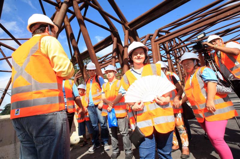 Alunos com deficiência atendidos pela Fundação Pestalozzi do Pará (FPPA) visitaram na manhã desta quinta-feira (3) as obras de prolongamento da Avenida João Paulo II, acompanhados por familiares, pela coordenadora da Fundação, Inês Pereira, e professores da Universidade da Amazônia (Unama), que fizeram a interlocução com o Núcleo de Gerenciamento de Transporte Metropolitano (NGTM), responsável pela obra.
FOTO: ROLDOFO OLIVEIRA / AG. PARÁ
DATA: 03.05.2018
BELÉM - PARÁ <div class='credito_fotos'>Foto: Rodolfo Oliveira/Ag. Pará | <a href='/midias/2018/originais/e34cd439-1241-499f-a0ca-b9aa76ec2184.jpg' download><i class='fa-solid fa-download'></i> Download</a></div>