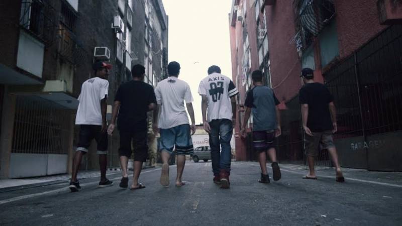 O “Projeto Janelas” - idealizado pelo Cine Líbero Luxardo, da Fundação Cultural do Pará (FCP) - que incentiva as produções locais, exibirá a “Mostra Marahu de Curtas Paraenses”, da produtora Marahu Filmes. O projeto estreia na quinta-feira (22), às 15h, e permanecerá nos dias 23, 27, 28 e 29 de março e 03 e 04 de abril. O projeto selecionado apresenta os três últimos trabalhos da produtora Marahu Filmes, reunindo uma obra fictícia e dois documentários. “A Batalha de São Brás” (foto), de Adrianna Oliveira, “O Caminho das Pedras” e “Canção do Amor Perfeito”, ambos de Alexandre Nogueira e Fernando Segtowick. As sessões terão entrada franca e duração de 60 minutos.
FOTO: DIVULGAÇÃO
DATA: 20.03.2018
BELÉM - PARÁ <div class='credito_fotos'>Foto: Divulgação | <a href='/midias/2018/originais/e34dbfca-f028-4cdc-912c-0bc3d8c28b6c.jpg' download><i class='fa-solid fa-download'></i> Download</a></div>