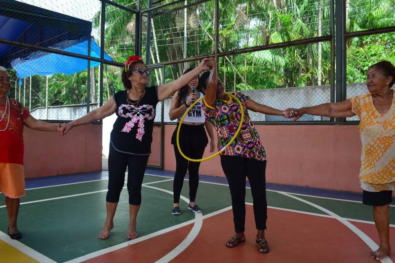 Há três anos, a Escola Municipal “Dr. Lauro Chaves”, na comunidade Baía do Sol, no Distrito de Mosqueiro, em Belém, promove a “Semana da Família”, com atividades que integram profissionais da unidade, pais e alunos. A última edição do evento contou com a participação mais efetiva da Polícia Militar e de um maior número de familiares.
FOTO: ELIELSON MODESTO / ASCOM SEGUP
DATA: 12.05.2018
MOSQUEIRO - PARÁ <div class='credito_fotos'>Foto: Elielson Modesto / Ascom Segup | <a href='/midias/2018/originais/e34f4a92-573c-4e1b-9684-7b1a9989f86f.jpg' download><i class='fa-solid fa-download'></i> Download</a></div>