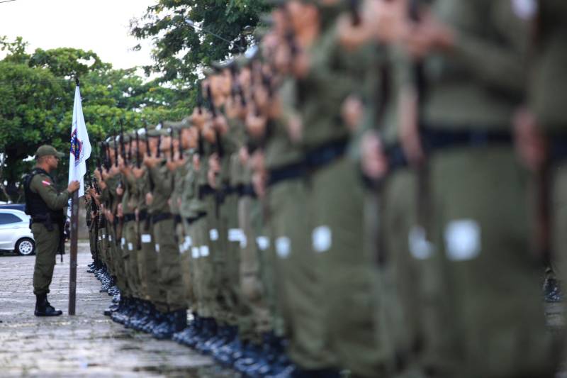 Cerca de 2.400 policiais militares que estão em processo de formação por meio dos Cursos de Formação de Praças (CFP), de Oficiais (CFO), de Habilitação de Oficiais (CHO) e de Adaptação de Oficiais (CHO). Durante a caminhada (foto), a Academia de Polícia Militar “Cel Fontoura” executou a primeira marcha administrativa para exercitar os pelotões do Curso de Formação de Oficiais (CFO) e do Curso de Adaptação de Oficiais da PMPA (CADO) nos deslocamentos a pé por longos percursos. A caminhada de 10 Km contou com a participação de 183 alunos da Academia de Polícia Militar.
FOTO: MÁCIO FERREIRA / AG. PARÁ
DATA: 15.02.2018
MARITUBA - PARÁ <div class='credito_fotos'>Foto: MÁCIO FERREIRA/ AG. PARÁ | <a href='/midias/2018/originais/e3542e16-7b7a-40de-ba6c-086d2ccf80b5.jpg' download><i class='fa-solid fa-download'></i> Download</a></div>
