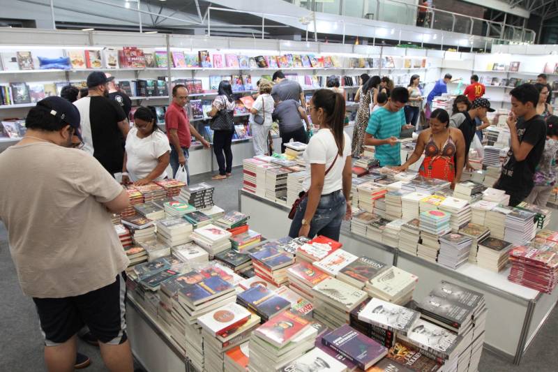 Uma programação extensa e diversificada marcou a abertura das atividades da XXII Feira Pan-Amazônica do Livro (foto) neste sábado (2), no Hangar – Centro de Convenções e Feiras da Amazônia, em Belém. Um grande público compareceu no primeiro dia, aproveitando as atrações culturais e as exposições nos estandes de livros.

FOTO: CRISTINO MARTINS / AG. PARÁ
DATA: 02.06.2018
BELÉM - PARÁ <div class='credito_fotos'>Foto: Cristino Martins/Ag. Pará   |   <a href='/midias/2018/originais/e35cd6f7-102a-40cf-b8fa-9956cf74c11c.jpg' download><i class='fa-solid fa-download'></i> Download</a></div>