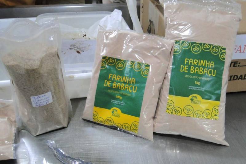 Todos os dias, a copeira Iranede Carvalho ajuda na produção e na entrega dos alimentos aos usuários, acompanhantes e colaboradores do Hospital Regional Público da Transamazônica (HRPT), em Altamira, no sudoeste do Pará. Mas na noite de quarta-feira (21), ela tirou um tempo para aprender novas receitas, a base de produtos orgânicos e produzidos na própria região. A colaboradora fez parte do grupo de cozinheiros e copeiros que participou de um treinamento promovido pelo Instituto Socioambiental (ISA) na cozinha do HRPT. Foram produzidos bolos, biscoitos e mingau, tudo a base de farinha de babaçu.
FOTO: ASCOM HRPT
DATA: 21.02.2018
ALTAMIRA - PARÁ <div class='credito_fotos'>Foto: ASCOM HRPT | <a href='/midias/2018/originais/e35fc07e-f406-45ba-b657-0ca5b7c864cc.jpg' download><i class='fa-solid fa-download'></i> Download</a></div>