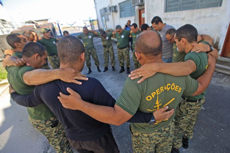 “Devo a vida do meu filho à atuação do Graesp (Grupamento Aéreo de Segurança Pública, na foto). Se não fosse pelo empenho deles no resgate, o João não teria resistido”. O depoimento emocionado é do sargento da Polícia Militar do Pará, Marcelo Serrano. Em abril do ano passado, o filho dele, João Marcel, então com 3 anos, perfurou o pulmão depois de cair de uma ponte. O acidente foi no município de São Sebastião da Boa Vista, no Marajó. Na ocasião, o Graesp foi acionado e iniciou o resgate da criança em direção a Belém. Em uma corrida contra o tempo, 40 minutos depois o menino começava a ser atendido em um hospital na capital. Se o transporte tivesse sido de barco, como normalmente ocorre na região, levaria oito horas e, pela gravidade da situação, o pequeno Marcel não teria resistido.

FOTO: RODOLFO OLIVEIRA / AG. PARÁ
DATA: 21.05.2018
BELÉM - PARÁ <div class='credito_fotos'>Foto: Rodolfo Oliveira/Ag. Pará   |   <a href='/midias/2018/originais/e35fd41a-0c52-4373-adaf-bc5237dcf001.jpg' download><i class='fa-solid fa-download'></i> Download</a></div>