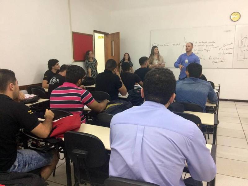 O Hospital Regional do Sudeste do Pará Dr. Geraldo Veloso (HRSP), está mobilizando a população de Marabá para repor o estoque de sangue da Fundação Centro de Hematologia e Hemoterapia, reduzido em decorrência da paralisação dos caminhoneiros, ocorrida em maio. Nesta semana, funcionários da unidade estiveram na Faculdade Metropolitana (foto) mostrando aos estudantes a importância da doação de sangue. Durante três horas, a enfermeira Pollyana Lobo e o biomédico Gustavo Ramos percorreram três blocos de salas de aula informando os benefícios e requisitos para a doação, enfatizando como um único doador pode salvar até sete vidas.
FOTO: ASCOM / HRSP
DATA: 07.06.2018
MARABÁ - PARÁ <div class='credito_fotos'>Foto: ASCOM HRSP | <a href='/midias/2018/originais/e36202c7-137d-44ac-8a89-cee9064e5262.jpg' download><i class='fa-solid fa-download'></i> Download</a></div>