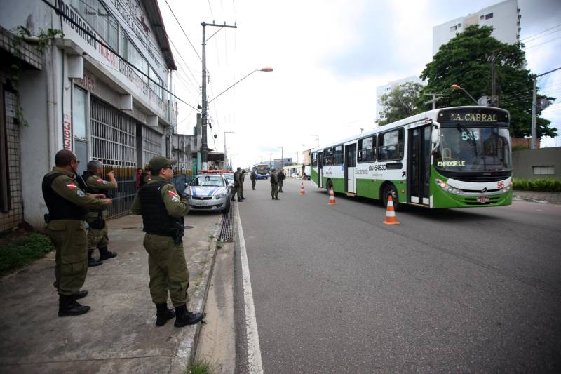 Militares do 1º Batalhão de Policiamento Militar (BPM) realizaram na manhã desta terça-feira, 15, a operação Ônibus Seguro, no bairro do Barreiro, em Belém. Quinze policiais em quatro viaturas, subordinados ao Comando de Policiamento da Capital, participaram da operação fazendo a abordagem e revista nos ônibus que circulam no perímetro, assim como a orientação aos usuários. Durante as duas horas da operação realizada nesta terça-feira, 15, pela manhã, na Pedro Álvares Cabral com Passagem Mirandinha (foto), nenhuma ocorrência foi registrada.

FOTO: THIAGO GOMES / AG. PARÁ
DATA: 15.05.2018
BELÉM - PARÁ <div class='credito_fotos'>Foto: Thiago Gomes /Ag. Pará   |   <a href='/midias/2018/originais/e362944b-e6af-489a-b125-8d01f5b4f850.jpg' download><i class='fa-solid fa-download'></i> Download</a></div>