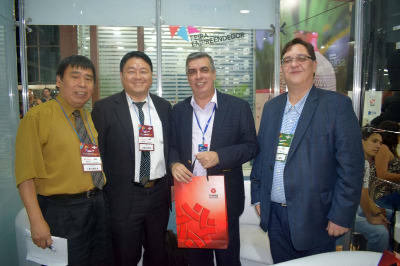 Com forte participação no comércio exterior e uma das economias mais dinâmicas do mundo, Taiwan, localizado na Ásia Oriental, figura entre os mercados de maior interesse do Pará para a geração de negócios. Com este objetivo, a Companhia de Desenvolvimento Econômico do Pará (Codec), em parceria com a Federação das Indústrias do Pará (Fiepa), por meio do Centro Internacional de Negócios (CIN), promoveu, na noite de sexta-feira, 18, o seminário “Oportunidades de Negócios e Parcerias entre Pará e Taiwan”. O evento fez parte da programação do terceiro dia da Feira do Empreendedor 2018, promovida pelo Serviço Brasileiro de Apoio às Micro e Pequenas Empresas (Sebrae PA), no Hangar, em Belém. Representantes do Taitra, Conselho para o Desenvolvimento do Comércio Exterior de Taiwan, foram os responsáveis por apresentar, a um público formado por integrantes de mais de 30 empresas paraenses, além de autoridades de municípios do Pará, as melhores oportunidades de negócios em Taiwan e detalhar a atuação do Taitra - principal organização semi-governamental de promoção comercial e de investimentos em Taiwan. Na foto, o presidente da Codec, Fábio Lúcio Costa (3º da esq/dir) com representantes do Taitra durante o evento.
FOTO: IGOR NASCIMENTO / ASCOM CODEC
DATA: 19.05.2018
BELÉM - PARÁ <div class='credito_fotos'>Foto: IGOR NASCIMENTO / ASCOM CODEC | <a href='/midias/2018/originais/e374db43-0c77-4985-ba2d-8c678be932f7.jpg' download><i class='fa-solid fa-download'></i> Download</a></div>