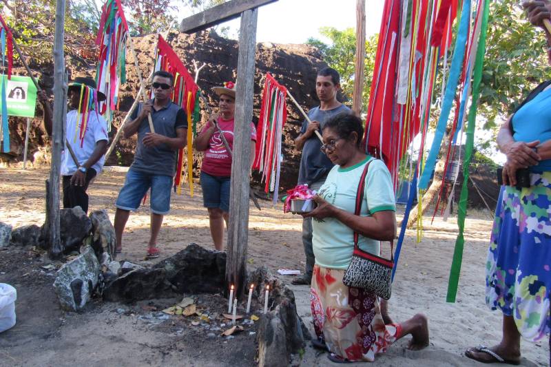 As manhãs despertam ainda nubladas na Casa de Pedra. Os fogos de artifício de “Seu Caroço”, que começam a estourar às 4 h da madrugada, marcam o despertar de mais um dia da Festividade do Divino Espírito Santo, comemorada anualmente no Parque Estadual Serra dos Martírios/Andorinhas (Pesam), na região do Araguaia, sudeste paraense. Em parceria com a Secretaria de Estado de Meio Ambiente e Sustentabilidade (Semas) foram realizadas atividades de ginástica laboral, oficinas de desenho e pintura, produção de objetos com garrafas pet e de mandalas alusivas ao Divino Espírito Santo.
FOTO: ASCOM IDEFLOR-BIO
DATA: 28.05.2018
ARAGUAIA - PARÁ <div class='credito_fotos'>Foto: Ascom Ideflor-Bio | <a href='/midias/2018/originais/e379877b-5826-4035-8e1b-f8956f9838a8.jpg' download><i class='fa-solid fa-download'></i> Download</a></div>