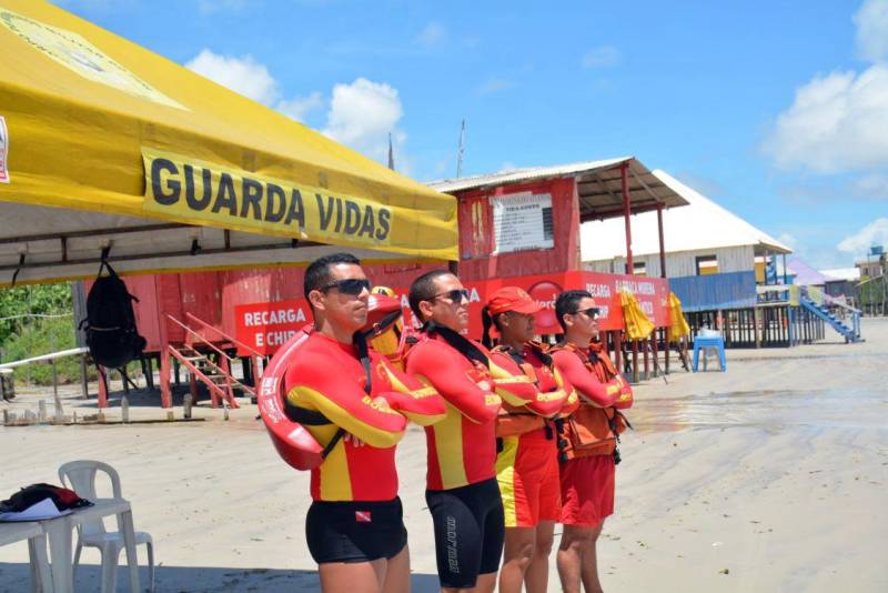 Quarenta e um municípios e 56 balneários receberam o efetivo do Corpo de Bombeiros Militar do Pará (CBMPA) no feriado prolongado. Mais de 400 militares estiveram trabalhando para manter a segurança durante a “Operação Semana Santa”, oferecendo ao público atendimentos básicos, serviços de prevenção balneária (guarda-vidas e operação nas rodovias), atendimento pré-hospitalar, serviços de resgate e combate a incêndio. A corporação registrou baixo fluxo de banhistas neste domingo de Páscoa nas praias da Ilha de Mosqueiro. A praia do Paraíso, que costuma receber um público familiar, teve uma movimentação tranquila. “Não houve nenhuma ocorrência, somente orientações aos banhistas”, explicou o sargento Lobo, que estava coordenando a equipe de guarda-vidas no local.
FOTO: ASCOM / CBMPA
DATA: 01.04.2018
SALINAS - PARÁ <div class='credito_fotos'>Foto: Ascom CBMPA | <a href='/midias/2018/originais/e383ca79-2c0d-47a5-8879-76fc171c0230.jpg' download><i class='fa-solid fa-download'></i> Download</a></div>