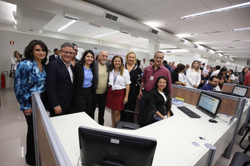 Carteira de identidade, habilitação e de trabalho. Seguro-desemprego, segunda via de boletos de água e multas de transito. Registros na Junta Comercial e DARFs de impostos. Registros de ocorrências na polícia e queixas ao Procon. Tudo num só lugar, rápido e fácil. O governador Simão Jatene (foto) entregou nesta sexta-feira, 04, à população a Estação Cidadania do Shopping Pátio Belém. É a sexta unidade de atendimento à população no estado do Pará. Num espaço de mais de mil metros quadrados, a população poderá contar com serviços de órgãos como: Banpará; Polícia Civil; Procon; Secretaria de Justiça e Direitos Humanos; Sistema Nacional de Empregos; Secretaria de Assistência Social, Trabalho e Renda; Junta Comercial do Estado, Secretaria da Fazenda, Cosanpa, Detran, Igeprev e Fundação Pro-Paz. Além desses, as novidades ficam por conta do Hemopa, oferecendo a possibilidade do cidadão doar sangue e da Secretaria Municipal de Mobilidade (Semob).
FOTO: ANTÔNIO SILVA / AG. PARÁ
DATA: 04.05.2018
BELÉM - PARÁ <div class='credito_fotos'>Foto: Antônio Silva/Ag. Pará | <a href='/midias/2018/originais/e3847e95-bf92-425b-95d5-8a1a542c89e6.jpg' download><i class='fa-solid fa-download'></i> Download</a></div>