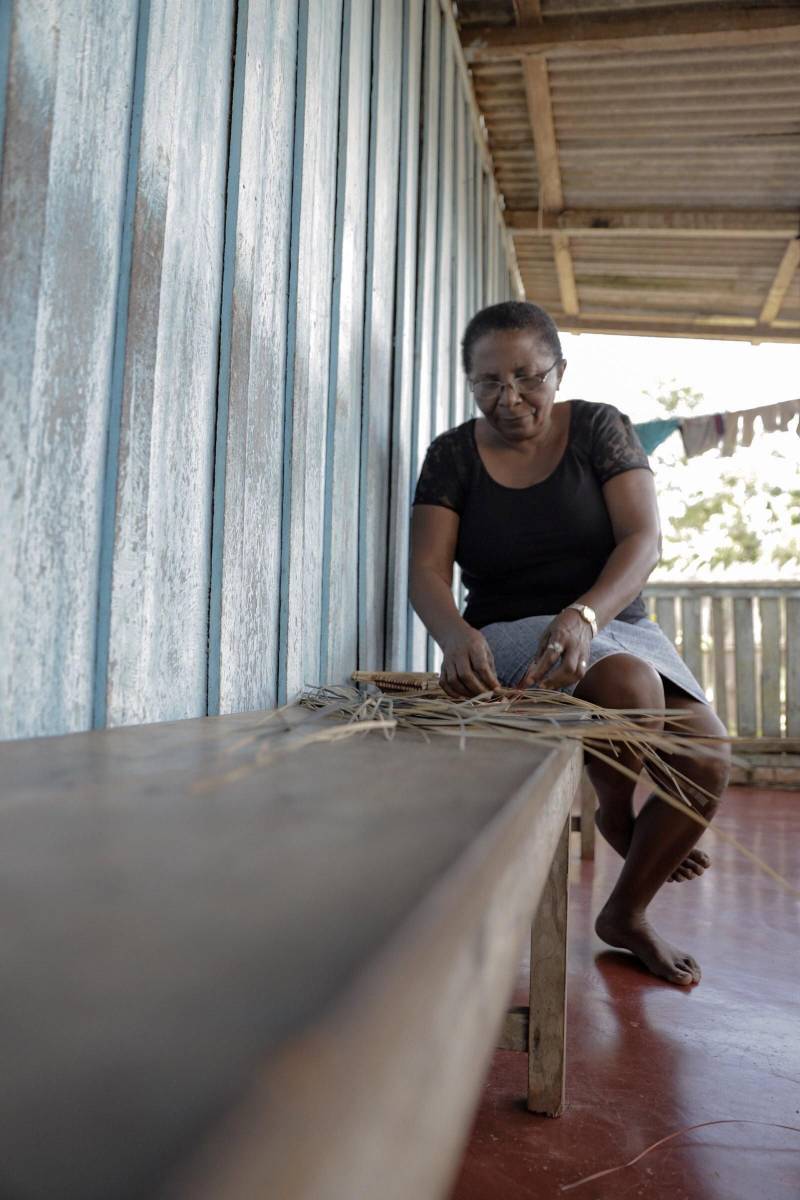 O título coletivo ratifica que 225 mil hectares de terra pertencem às 145 famílias remanescentes de quilombos que vivem em Cachoeira Porteira. A artesã Maria Isabel do Carmo (foto) faz coro as afirmações do Seu Vademar. Com habilidade daqueles que nascem com o dom de manter viva uma tradição, ela manipula palha e cipó, que trançados e coloridos ganham formas de peneiras, cestos e tipitis. “Sinto muito orgulho de manter vivo esse artesanato que era feito pela minha mãe e minha avó
FOTO: MÁRCIO NAGANO / SECOM
DATA: 03.03.2018
ORIXIMINÁ - PARÁ <div class='credito_fotos'>Foto: MÁRCIO NAGANO / SECOM | <a href='/midias/2018/originais/e38a7172-7b2c-4810-be05-e9a420e1538d.jpg' download><i class='fa-solid fa-download'></i> Download</a></div>