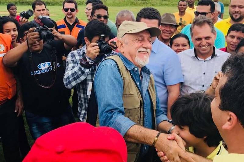 Assinatura de convênios, inaugurações e entregas de veículos integram a agenda de trabalho do governador Simão Jatene nesta sexta-feira (6), nos municípios de Rio Maria (foto) e Marabá, no sudeste paraense. A programação iniciou às 9h, no Parque de Exposições Valeu Boi, em Rio Maria, onde o governador atenderá demandas de nove municípios atingidos pelas enchentes.
FOTO: SECOM
DATA: 06.04.2018
RIO MARIA - PARÁ <div class='credito_fotos'>Foto: Secom | <a href='/midias/2018/originais/e38dc354-d1d8-480a-bbeb-2728b9d949bb.jpg' download><i class='fa-solid fa-download'></i> Download</a></div>