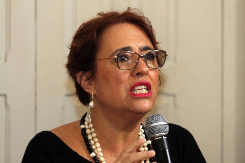 “Que esse espaço seja marcado pela neutralidade, não pela indiferença, mas por abrigar todas as diferenças”. Com essa frase, o governador Simão Jatene inaugurou nesta quinta-feira, 20, o Escritório Compartilhado da Agência das Nações Unidas (ONU) no Estado do Pará, o primeiro no Norte do País, o terceiro em território nacional. “Que as decisões tomadas aqui, a partir de Belém, de forma democrática, alcancem toda a cidade, ultrapassem os limites do estado e depois o mundo”, disse o governador. O Escritório Compartilhado da Agência das Nações Unidas (ONU) no Estado do Pará está abrigado em um prédio cedido pelo Governo do Estado, na Avenida Nazaré, no centro de Belém. Nele, funcionarão inicialmente os escritórios de representação do Programa das Nações Unidas para o Desenvolvimento (Pnud) e do Fundo das Nações Unidas para a Infância (Unicef). Na foto, a representante do Unicef no Brasil, Ida Oliveira. 

FOTO: CRISTINO MARTINS / AG. PARÁ
DATA: 20.12.2018
BELÉM - PARÁ <div class='credito_fotos'>Foto: Cristino Martins/Ag. Pará   |   <a href='/midias/2018/originais/e390fabf-e850-4953-aad6-3d3acd030d58.jpg' download><i class='fa-solid fa-download'></i> Download</a></div>