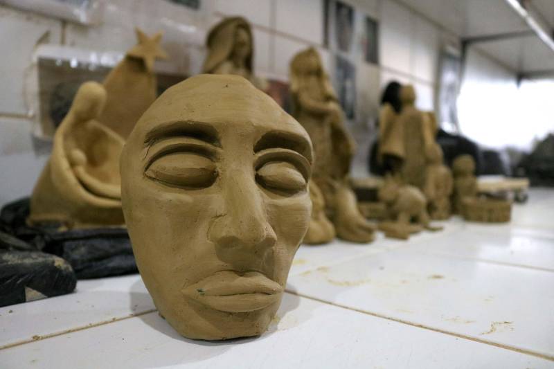 A técnica em massoterapia Edineulza Carvalho, 59 anos, descobriu um novo ofício durante as oficinas de arte que participou no núcleo Curro Velho da Fundação Cultural do Pará (FCP). Ela já fez 18 cursos no local, o mais recente voltado para a produção de presépios em cerâmica. Edineulza produziu dois presépios rústicos (foto) que emana a simbologia do nascimento de Cristo. “Participar das oficinas é uma terapia. A argila também é um material natural que ajuda em todos os sentidos na medicina natural. Hoje produzo minhas bijuterias em cerâmica e ganho um dinheiro extra”, comenta.

FOTO: DIOGO VIANNA / ASCOM FCP
DATA: 03.12.2018
BELÉM - PARÁ <div class='credito_fotos'>Foto: Diogo Vianna/ Ascom FCP   |   <a href='/midias/2018/originais/e3915ba9-a485-40bd-98aa-4510b4ef3d65.jpg' download><i class='fa-solid fa-download'></i> Download</a></div>