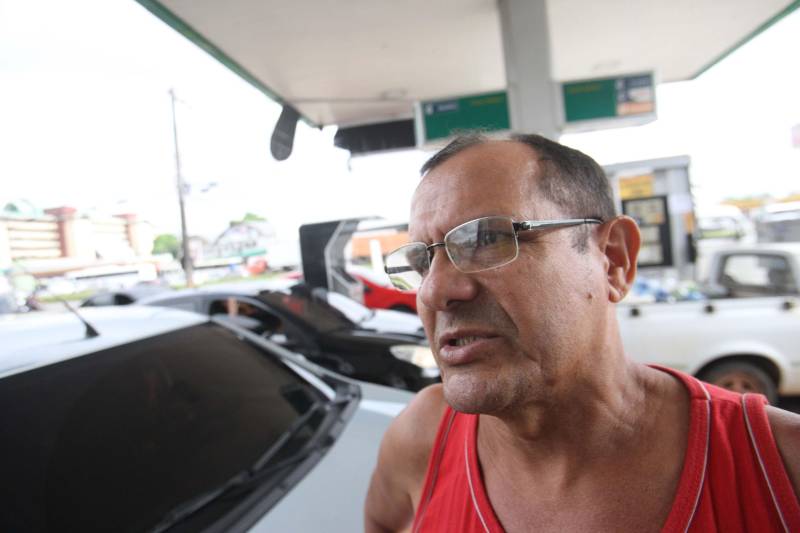 Fiscais da Proteção e Defesa do Consumidor (Procon) da Secretaria de Estado de Justiça e Direitos Humanos ( Sejudh) continuam nas ruas averiguando a comercialização nos postos de combustíveis da Região Metropolitana de Belém. Na manhã desta terça-feira (5), a atuação do Procon contou com o auxílio de dois fiscais da Agência Nacional do Petróleo, Gás Natural e Biocombustíveis (ANP) “ O objetivo dessa nossa fiscalização é verificar se o desconto de R$ 0,46 no preço do litro do diesel, determinado pelo Governo Federal, está sendo repassado em sua totalidade pelos postos revendedores de combustíveis”, disse o fiscal da ANP, Leônidas Vilhena. Na foto, o técnico em eletrocomunicações, Paulo Sérgio Carvalho, 53 anos.

FOTO: MARCELO LELIS / AG. PARÁ
DATA: 05.06.2018
BELÉM - PARÁ <div class='credito_fotos'>Foto: Marcelo Lelis / Ag. Pará   |   <a href='/midias/2018/originais/e396b044-030a-4cfc-b077-82b9c17f5eae.jpg' download><i class='fa-solid fa-download'></i> Download</a></div>