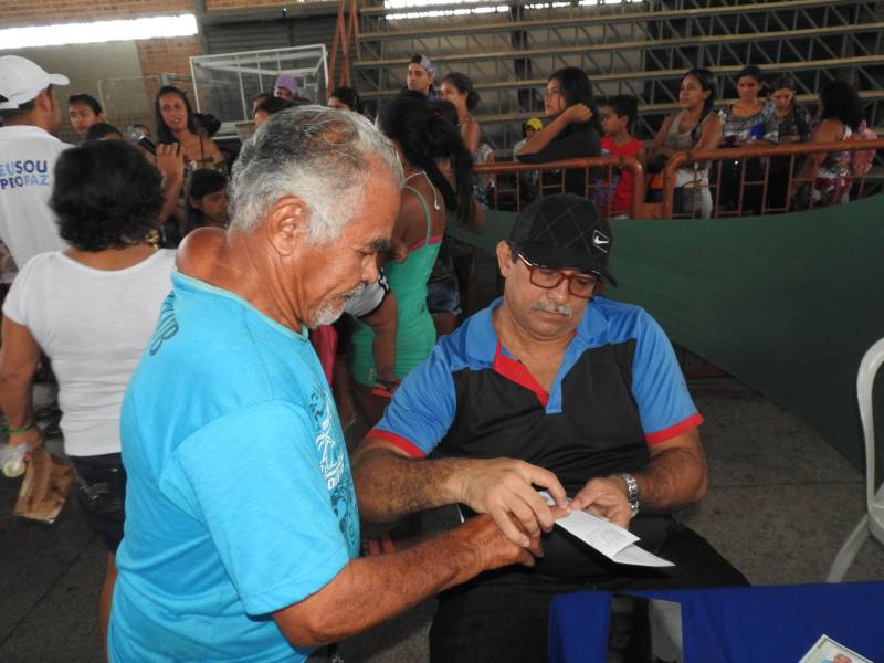 Termina neste sábado, 17, o atendimento da Caravana Pro Paz Cidadania em Bragança, município localizado na região nordeste do estado. Com o apoio da prefeitura e secretarias estaduais, a ação começou na quinta-feira, 15, no ginásio do Senai. Até o momento, mais de dois mil atendimentos foram feitos. A população pode solicitar a emissão de RG, CPF, certidão de nascimento (1° e 2° via), Id Jovem, identidade de nome social e aconselhamento jurídico.
FOTO: CARLOS SODRÉ / AG. PARÁ
DATA: 16.03.2018
BRAGANÇA - PARÁ <div class='credito_fotos'>Foto: Carlos Sodré/Agência Pará | <a href='/midias/2018/originais/e3a30c96-0f9d-4546-9885-ba5eb5241d2e.jpg' download><i class='fa-solid fa-download'></i> Download</a></div>