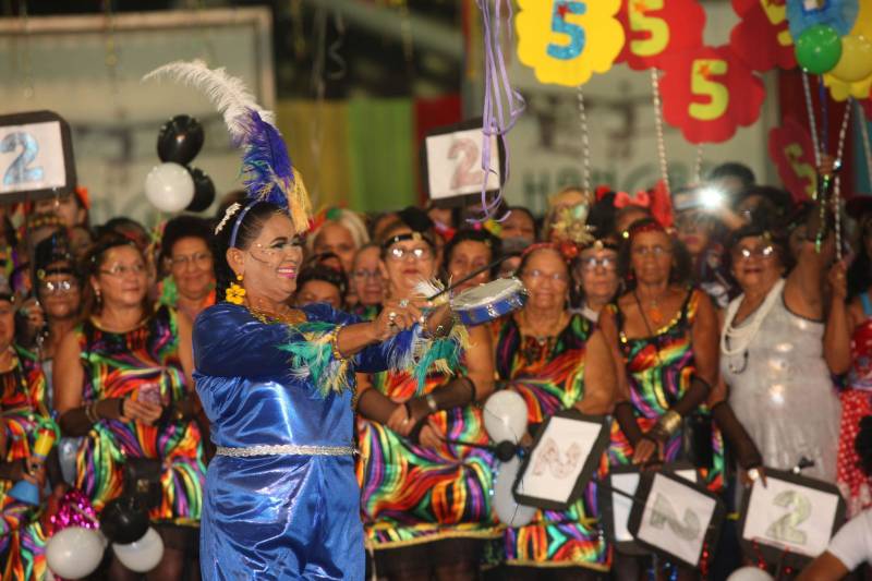 Mais de quatro mil idosos caíram na folia na tarde desta quarta-feira (7), durante o 18° Baile Carnavalesco da Melhor Idade, do projeto Vida Ativa, executado pela Secretaria de estado de Esporte e Lazer (Seel). Uma das grandes atrações foi o concurso que escolheu a “Rainha das Rainhas” da terceira idade, título que este ano ficou com a candidata Lindaura Cardoso, de 63 anos.
FOTO: CARLOS SODRÉ / AG. PARÁ
DATA: 07.02.2018
BELÉM - PARÁ <div class='credito_fotos'>Foto: CARLOS SODRÉ / AG. PARÁ | <a href='/midias/2018/originais/e3a5895c-5edc-431b-bb3d-270f4b0e073c.jpg' download><i class='fa-solid fa-download'></i> Download</a></div>